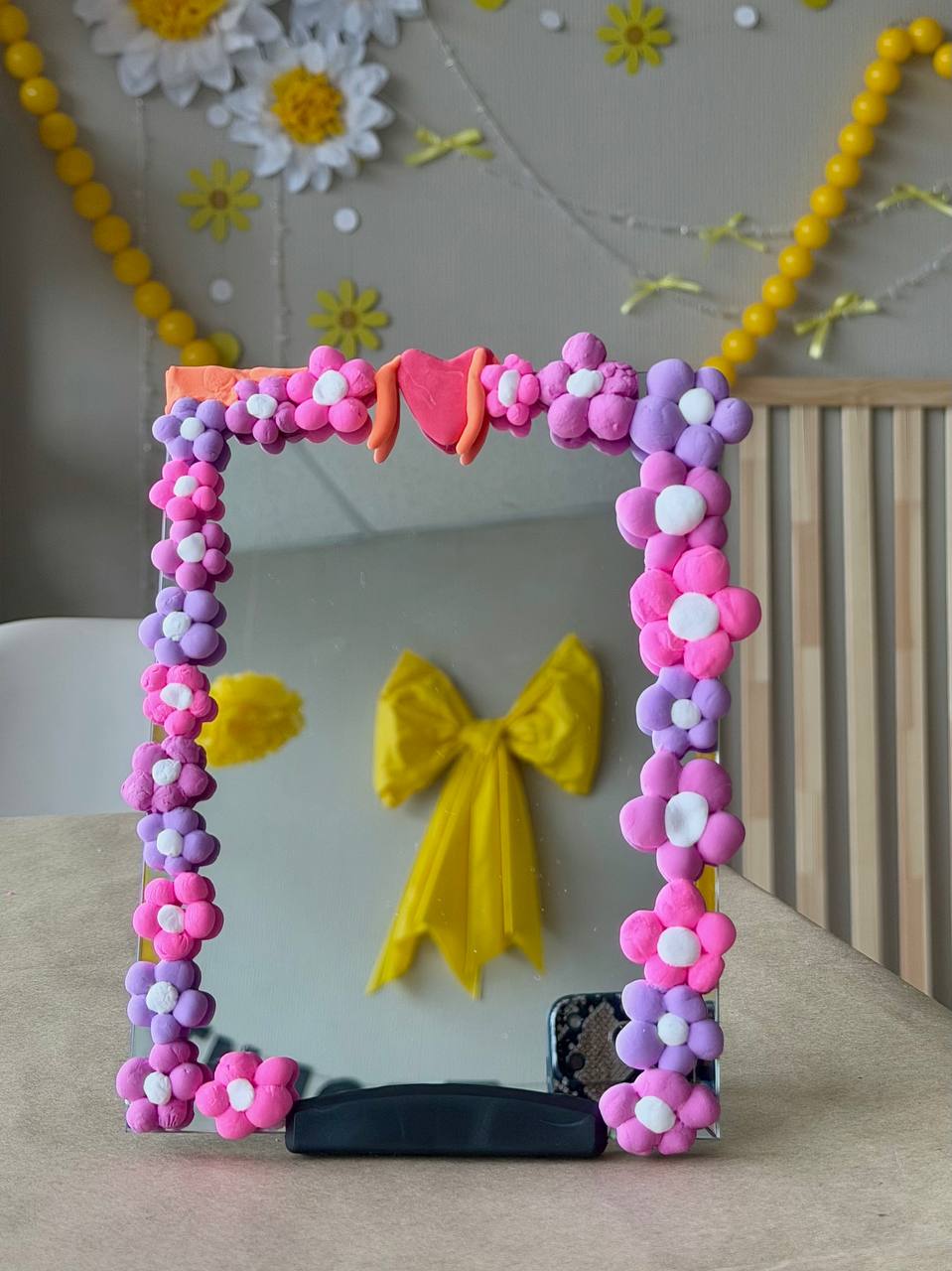 Декорирование зеркала воздушным пластилином